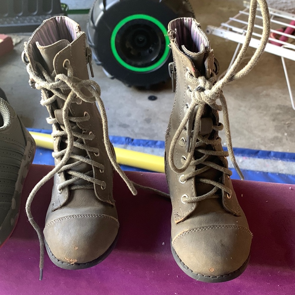 Gray toddler size 8 boots